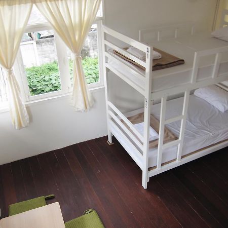 Baan Nai Trok Hostel Bangkok Bagian luar foto