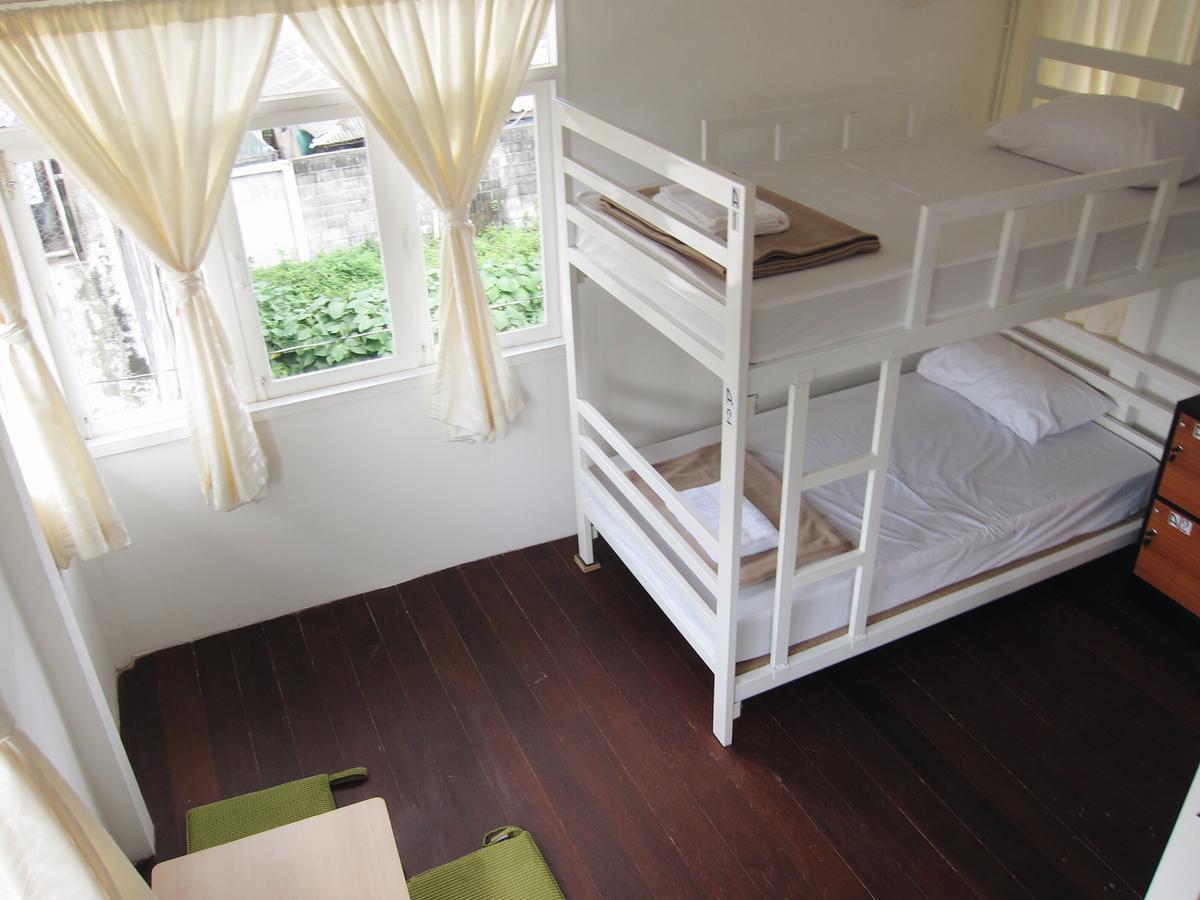 Baan Nai Trok Hostel Bangkok Bagian luar foto