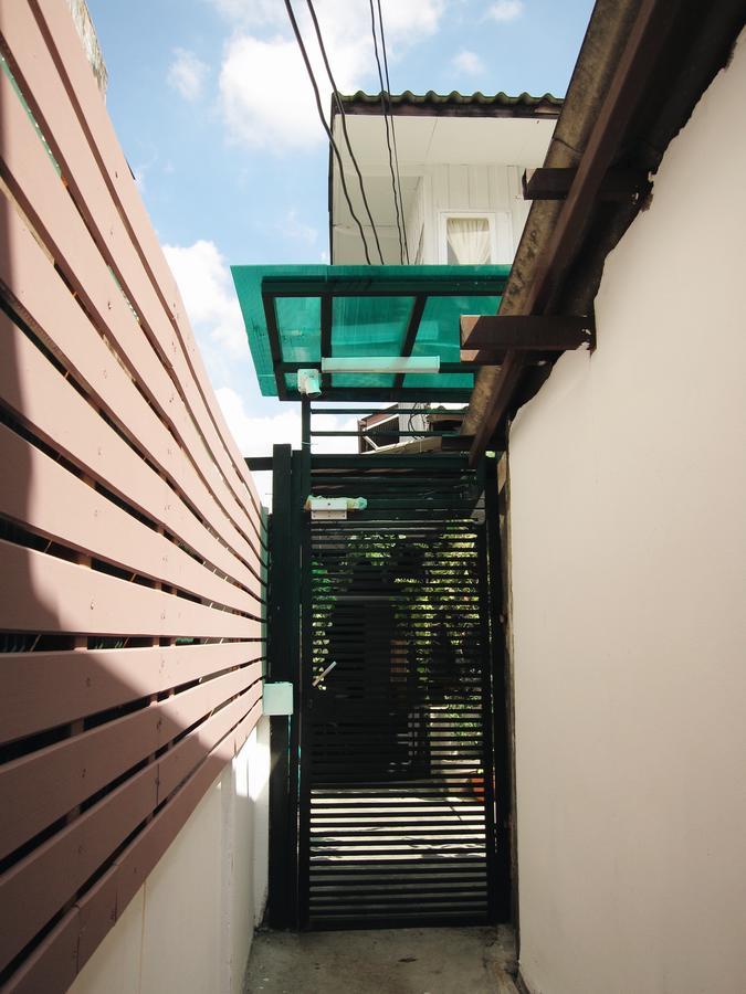 Baan Nai Trok Hostel Bangkok Bagian luar foto