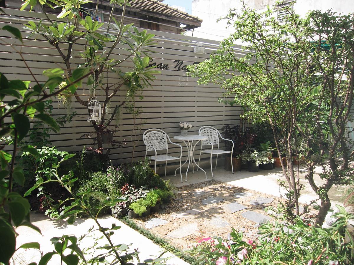 Baan Nai Trok Hostel Bangkok Bagian luar foto