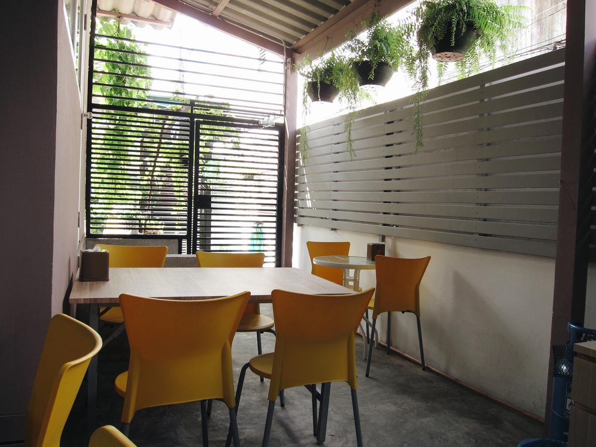 Baan Nai Trok Hostel Bangkok Bagian luar foto