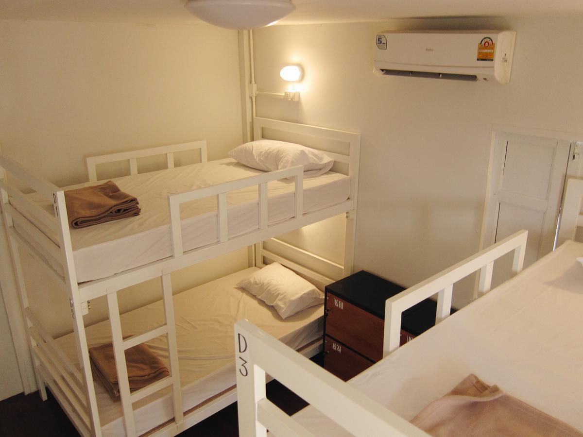 Baan Nai Trok Hostel Bangkok Bagian luar foto